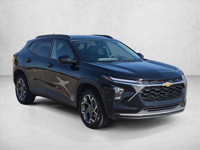 Used 2025 Chevrolet Trax LT FWD image 3