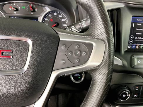 Used 2024 GMC Terrain SLE image 28