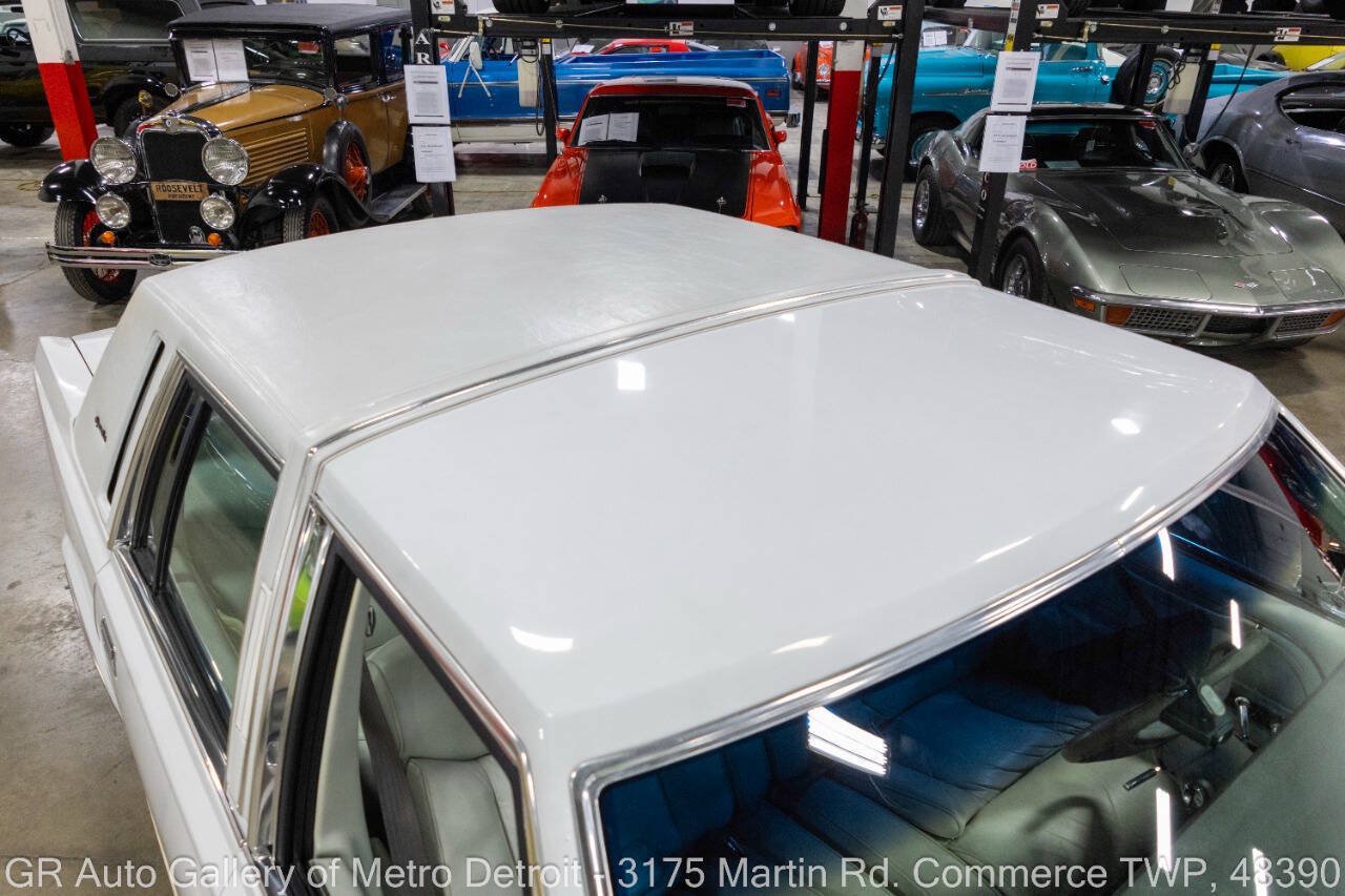Used 1989 Lincoln Town Car Signature RWD image 14