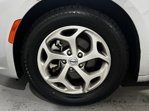 Used 2024 Chrysler Pacifica Limited image 8