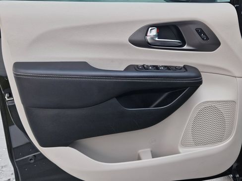 Used 2023 Chrysler Pacifica Touring-L FWD image 17