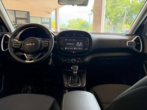 Used 2025 Kia Soul LX w/ LX Technology Package FWD image 23