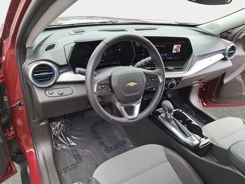 Used 2024 Chevrolet Trax LT w/ Driver Confidence Package FWD image 17