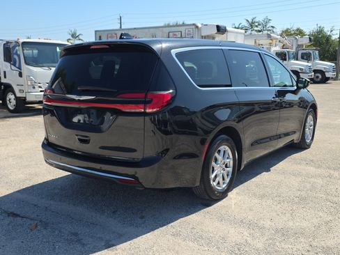 Used 2023 Chrysler Pacifica Touring-L FWD image 7