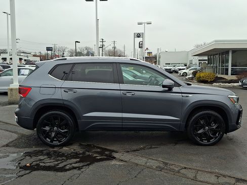 Certified 2023 Volkswagen Taos SE w/ Panoramic Sunroof Package image 7