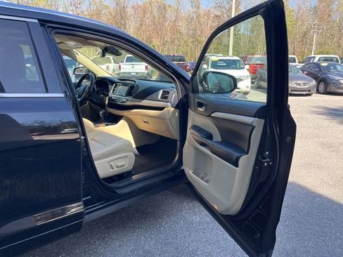 Used 2017 Toyota Highlander XLE image 14