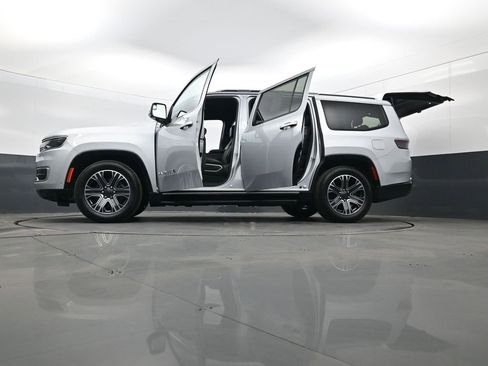 Used 2022 Jeep Wagoneer Series III image 35