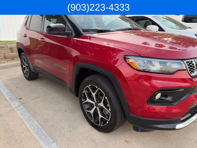 Used 2025 Jeep Compass Limited AWD/4WD image 9