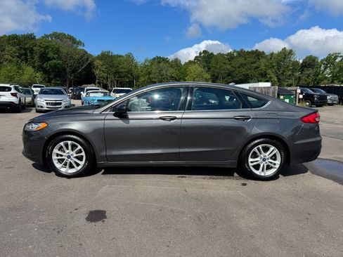 Used 2019 Ford Fusion SE FWD image 2