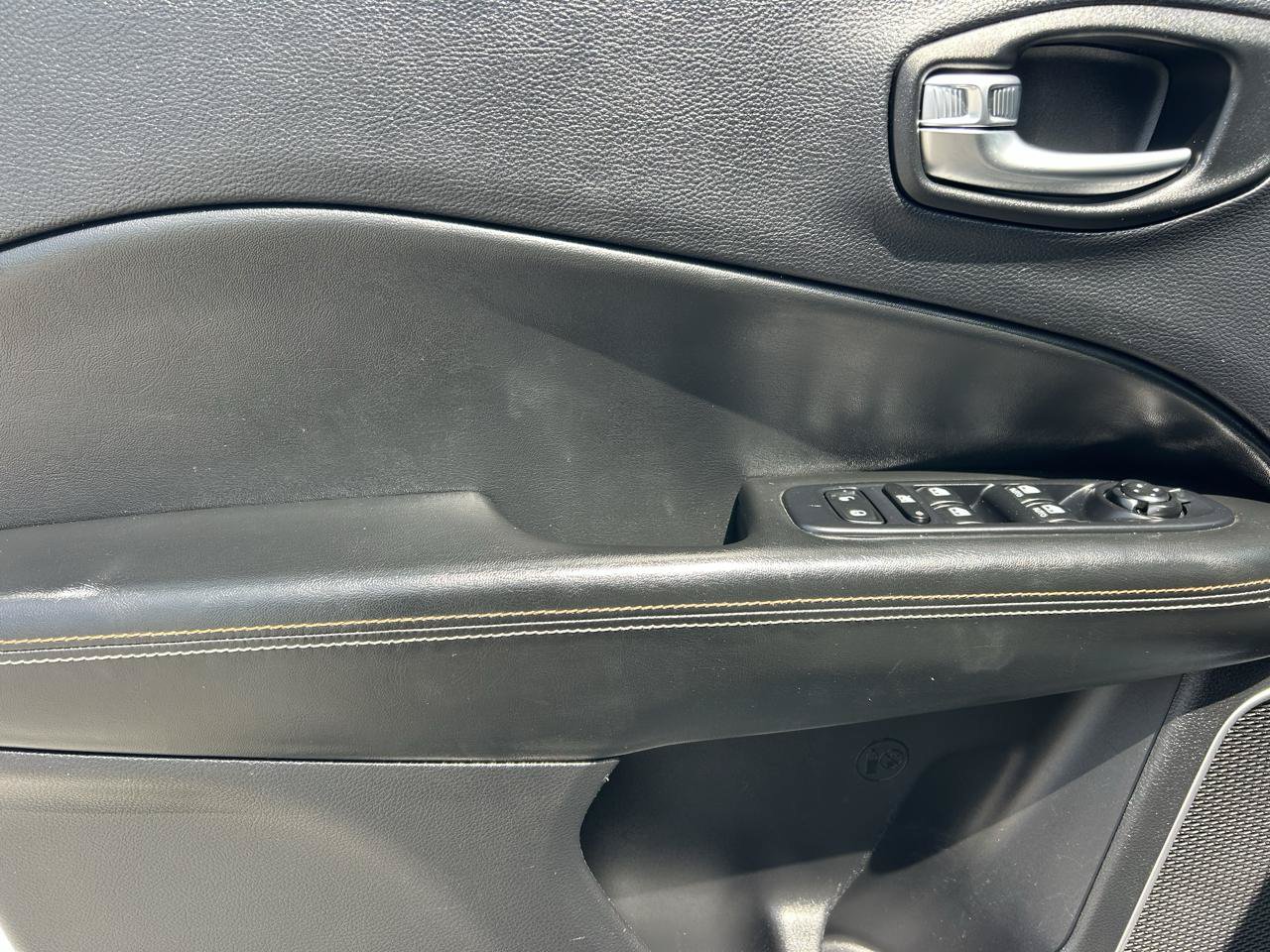 Used 2018 Jeep Compass Latitude w/ Popular Equipment Group FWD image 7