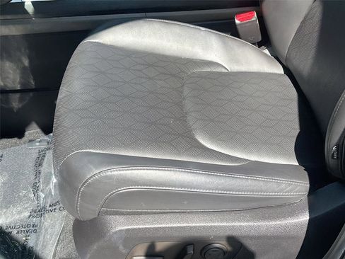 Used 2025 Kia Carnival FWD image 20