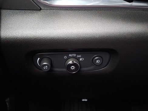 Used 2021 Chevrolet Traverse LT image 23