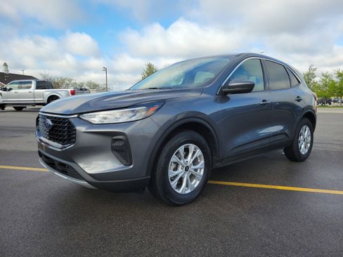 Used 2023 Ford Escape Active w/ Tech Pack #2 AWD/4WD image 2