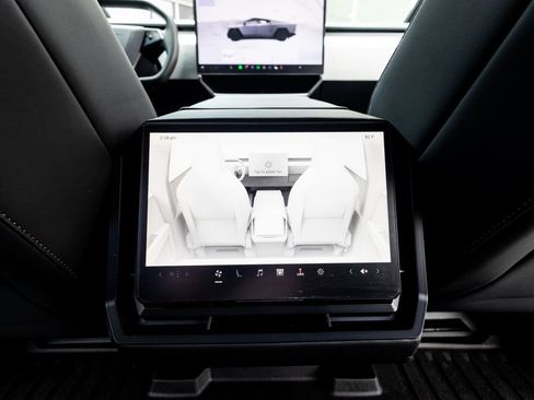 Used 2024 Tesla Cybertruck AWD Crew Cab image 43