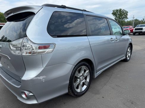 Used 2012 Toyota Sienna SE FWD image 11