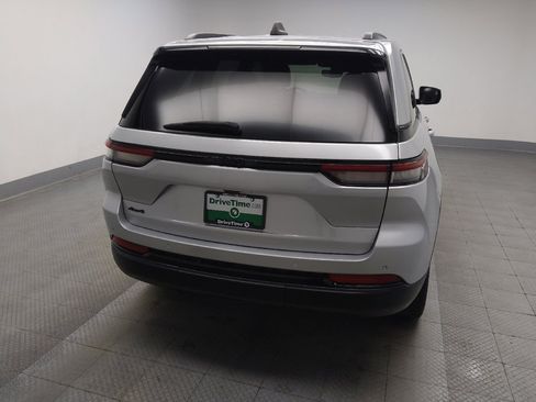 Used 2023 Jeep Grand Cherokee Altitude AWD/4WD image 7