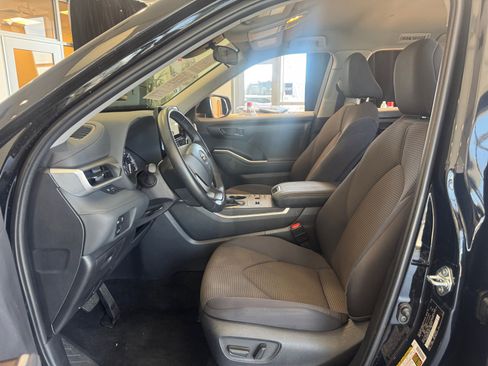 Used 2025 Toyota Highlander LE FWD image 14