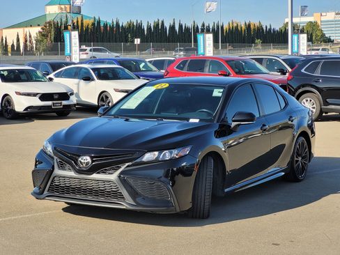 Used 2022 Toyota Camry SE image 9