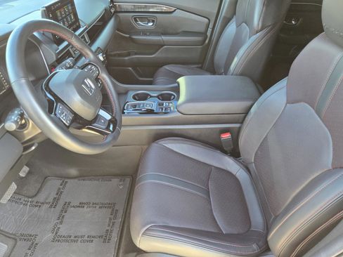 Used 2025 Honda Pilot Black Edition image 9