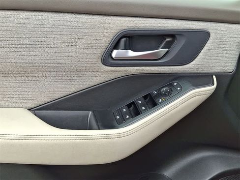 Used 2023 Nissan Rogue SV image 10