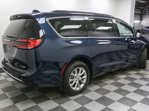 Used 2022 Chrysler Pacifica Touring-L image 8