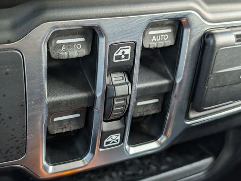 Used 2018 Jeep Wrangler Unlimited Sport S image 12