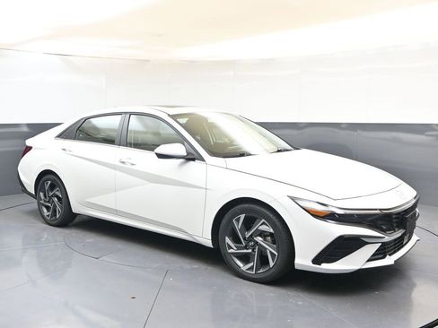 Certified 2025 Hyundai Elantra SEL w/ Cargo Package image 7