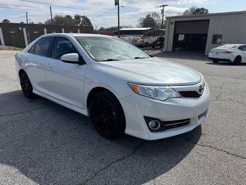 Used 2014 Toyota Camry SE image 3