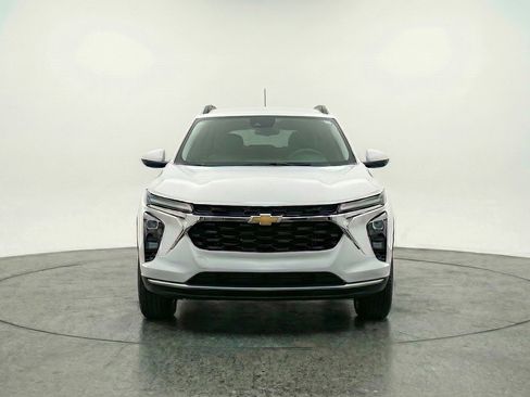 Used 2025 Chevrolet Trax LT w/ LT Convenience Package image 2