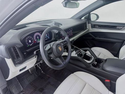 Certified 2025 Porsche Cayenne S AWD/4WD image 4