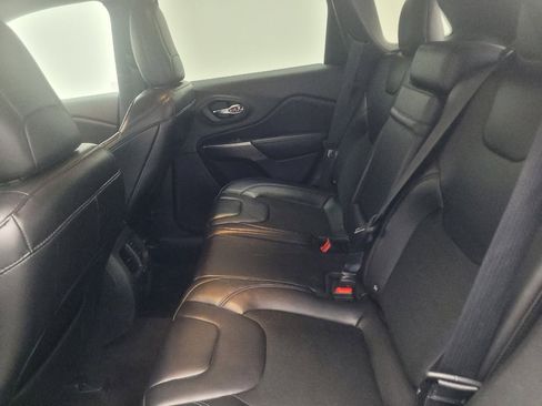 Used 2019 Jeep Cherokee Latitude Plus w/ Comfort/Convenience Group FWD image 18