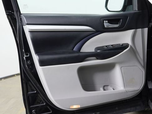Used 2019 Toyota Highlander XLE AWD/4WD image 22