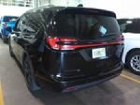 Used 2025 Chrysler Pacifica Limited FWD image 16