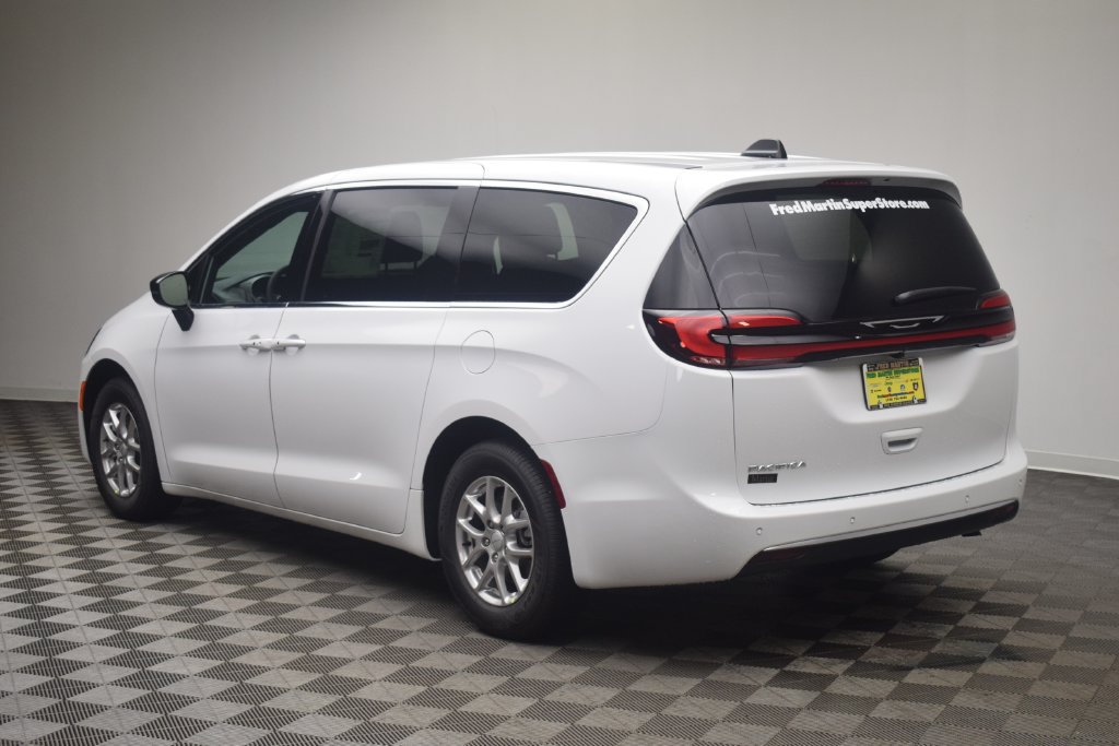 New 2027 Chrysler Pacifica Select FWD image 11