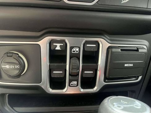 Used 2018 Jeep Wrangler Unlimited Sahara w/ Dual Top Group AWD/4WD image 31