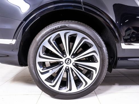 Used 2025 Bentley Bentayga AWD/4WD image 12