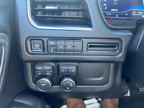 Used 2024 Chevrolet Suburban LT image 18