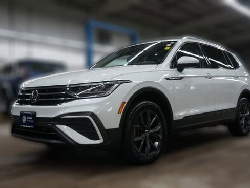 Certified 2023 Volkswagen Tiguan SE image 3