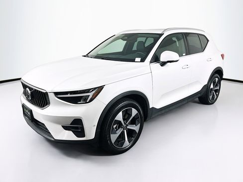 Used 2025 Volvo XC40 B5 Plus image 3