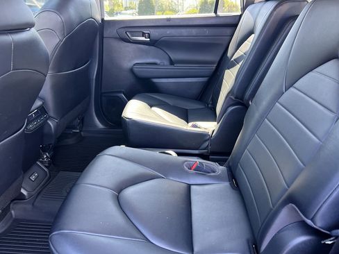 Used 2023 Toyota Highlander XLE image 32