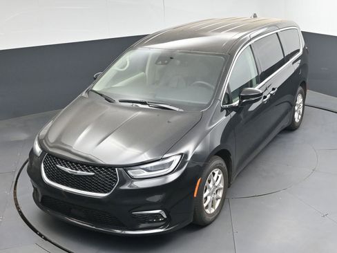 Used 2023 Chrysler Pacifica Touring-L FWD image 32