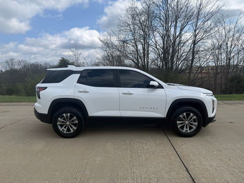Used 2025 Chevrolet Equinox LT image 2