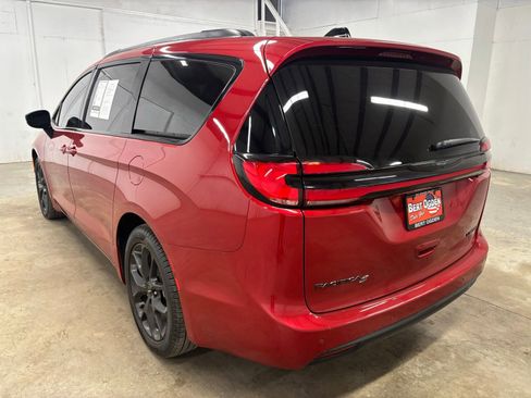Used 2025 Chrysler Pacifica Limited FWD image 5
