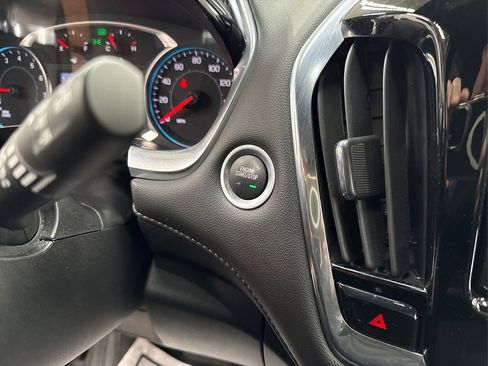 Used 2023 Chevrolet Traverse LT image 32