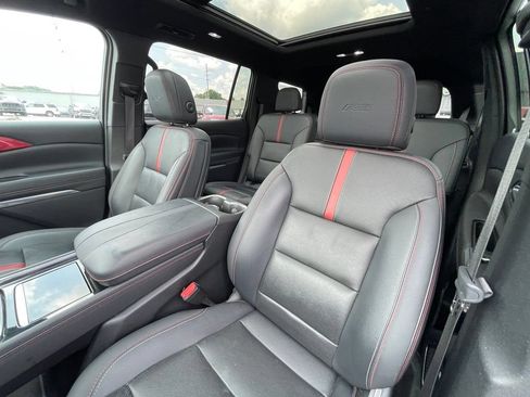Used 2024 Chevrolet Traverse RS FWD image 18