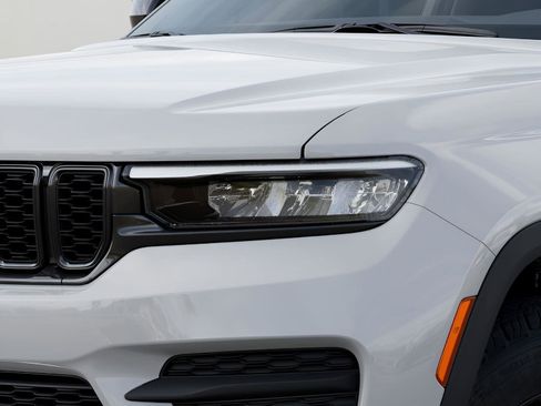 New 2025 Jeep Grand Cherokee Altitude image 10