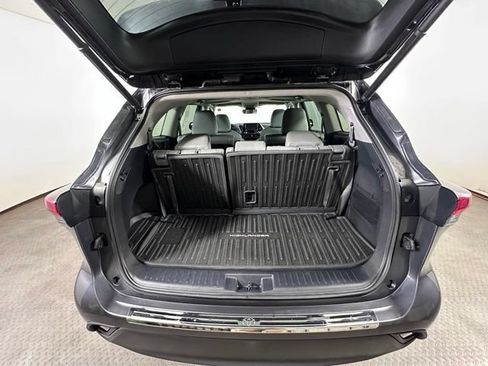 Used 2020 Toyota Highlander XLE AWD/4WD image 14