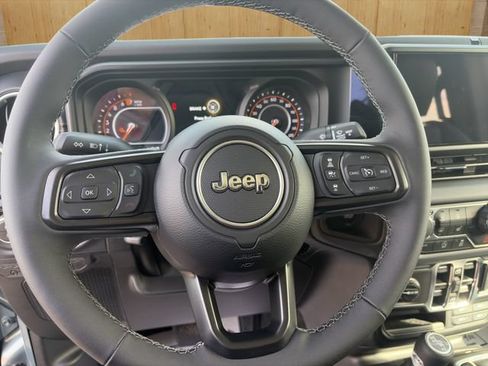 Used 2025 Jeep Gladiator Sport AWD/4WD image 10