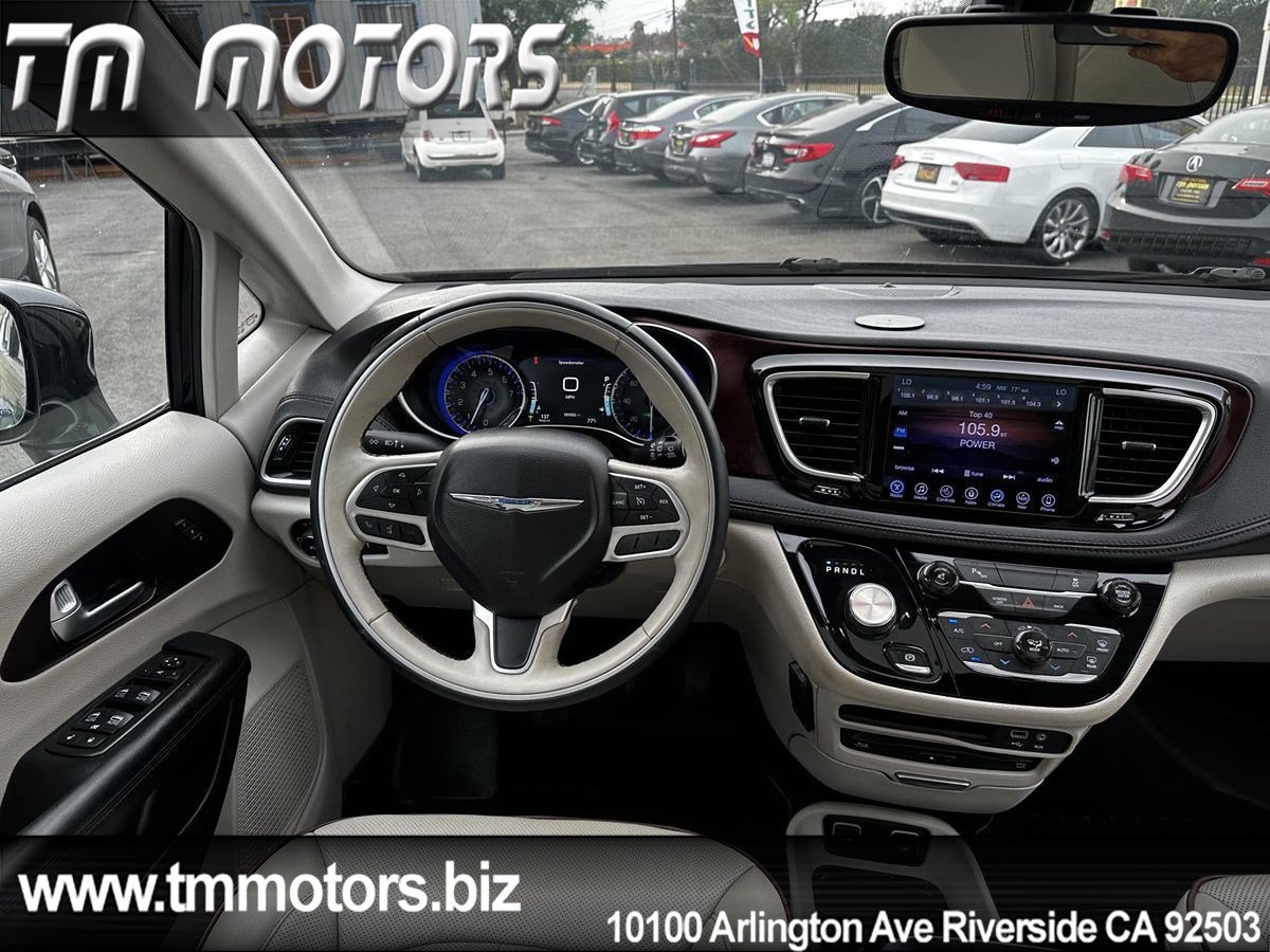 Used 2017 Chrysler Pacifica Limited w/ UConnect Theater Package FWD image 13