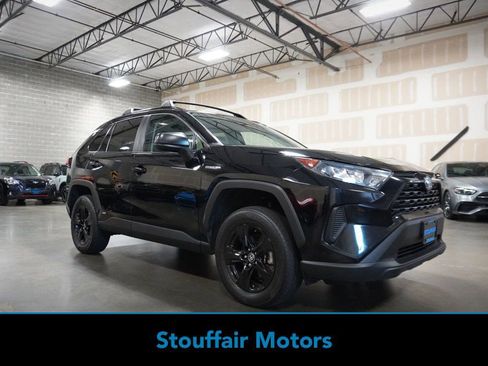 Used 2021 Toyota RAV4 LE AWD/4WD image 1